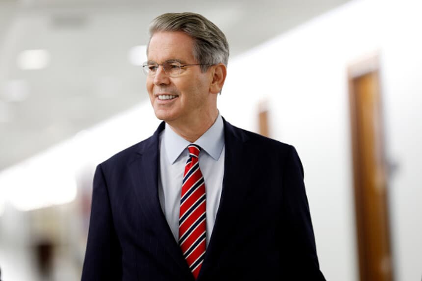 Scott Bessent, nominado por Donald Trump para secretario del Tesoro, llega a una reunión con el senador Mike Crapo en el Capitolio, en Washington, D. C., el 10 de diciembre de 2024. (Anna Moneymaker/Getty Images).