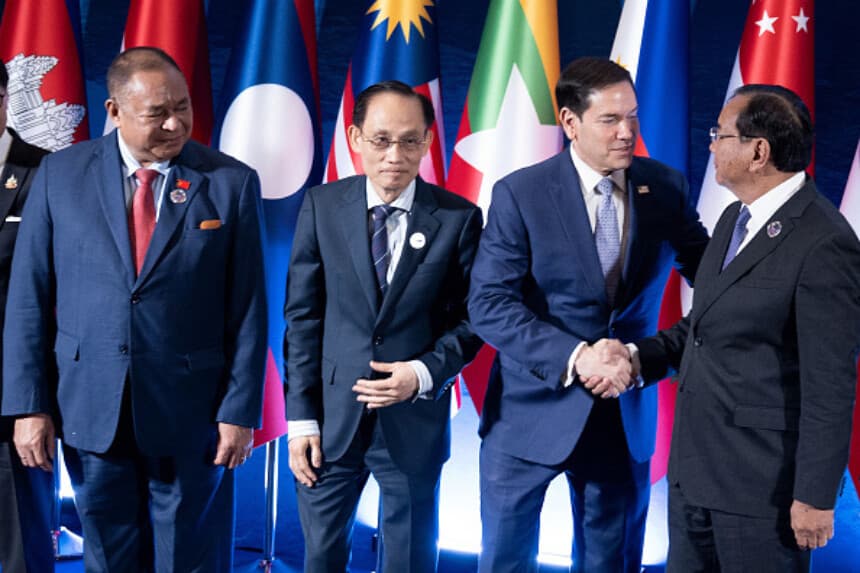 (De izquierda a derecha) El ministro de Relaciones Exteriores de Timor Oriental, Bendito dos Santos Freitas, y el ministro de Relaciones Exteriores de Vietnam, Le Hoai Trung, observan mientras el secretario de Estado de Estados Unidos, Marco Rubio, estrecha la mano del viceprimer ministro y ministro de Relaciones Exteriores de Camboya, Prak Sokhonn, tras una foto grupal durante la reunión de ministros de Relaciones Exteriores de la Asociación de Naciones del Sudeste Asiático (ASEAN) en Pasay, Metro Manila, el 22 de julio de 2026. (Brendan Smialowski / POOL / AFP vía Getty Images).