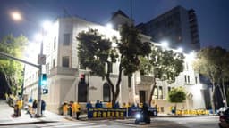 Reflectores del consulado chino iluminan la vigilia de Falun Gong en San Francisco