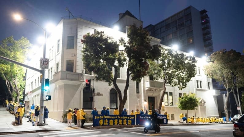 Reflectores del consulado chino iluminan la vigilia de Falun Gong en San Francisco