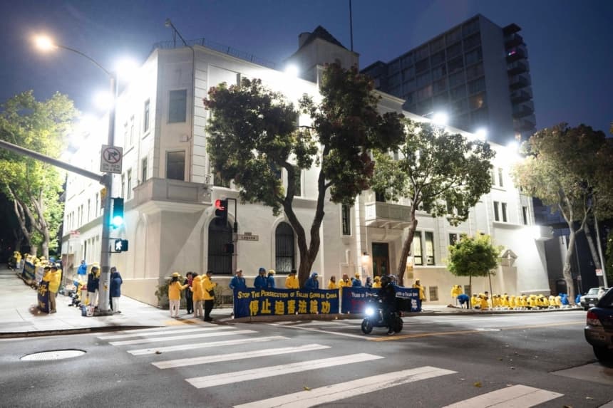 Reflectores del consulado chino iluminan la vigilia de Falun Gong en San Francisco