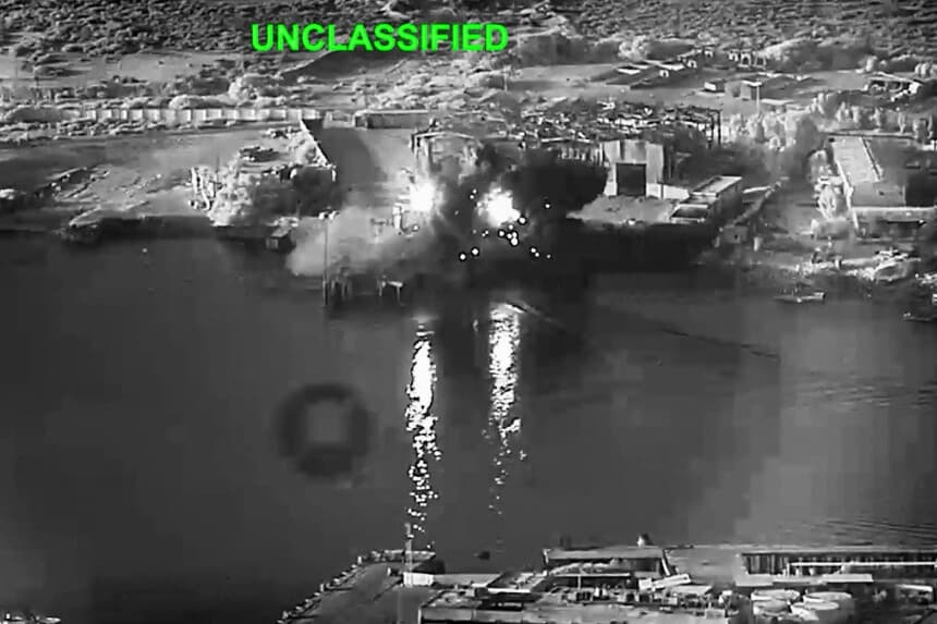 El humo se eleva tras una explosión en un lugar desconocido, durante lo que, según el Comando Central de EE. UU. (CENTCOM), son ataques contra Irán, en esta imagen fija tomada de un video difundido el 19 de julio de 2026. (Comando Central de EE. UU./Imagen cedida a través de Reuters).