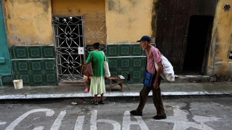 Cerca de 250,000 cubanos se fueron del país en 2025: Oficina de estadísticas de Cuba