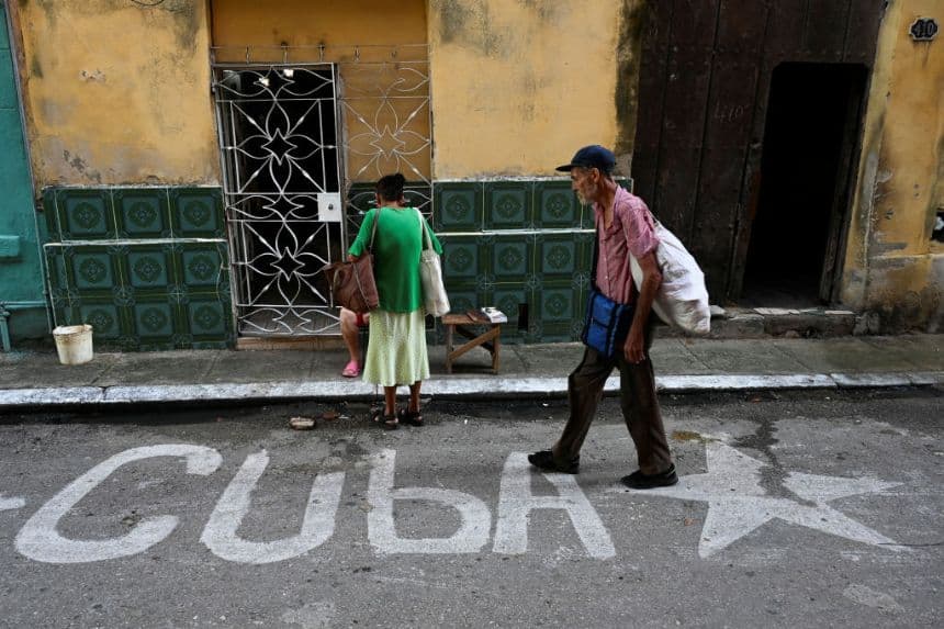Cerca de 250,000 cubanos se fueron del país en 2025: Oficina de estadísticas de Cuba