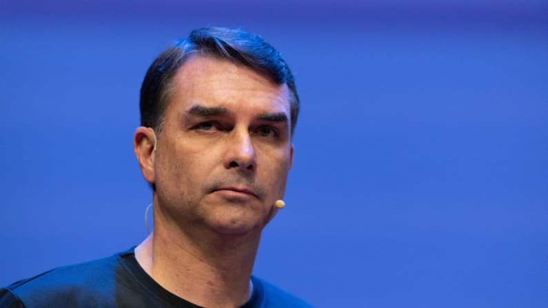 En un encuentro con diplomáticos, Flávio Bolsonaro critica el sistema electoral de Brasil