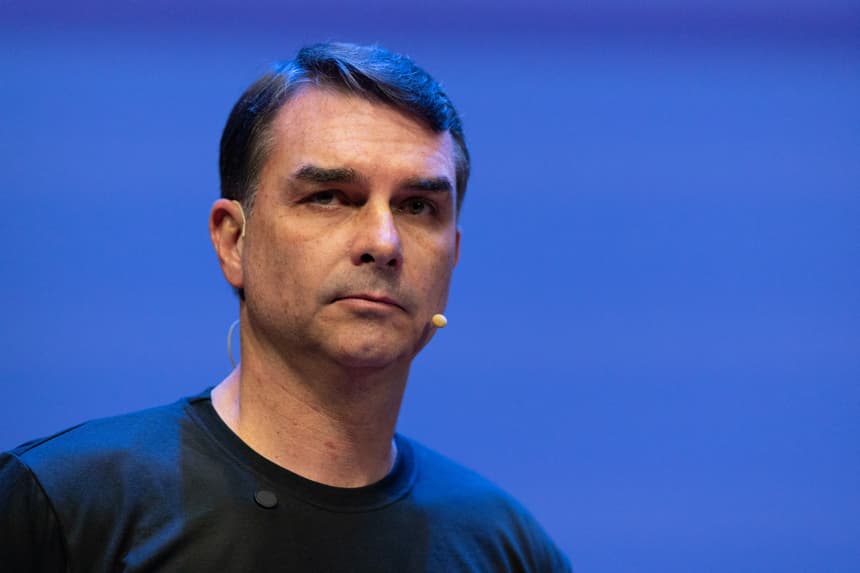 En un encuentro con diplomáticos, Flávio Bolsonaro critica el sistema electoral de Brasil