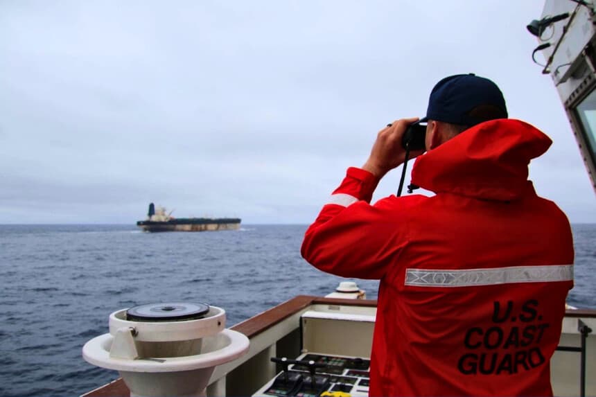 Un miembro de la tripulación asignado al buque de la Guardia Costera de EE. UU. "Munro" observa al petrolero "Bella 1" en el Océano Atlántico Norte el 6 de enero de 2026. (Cortesía de la Guardia Costera de EE. UU.).