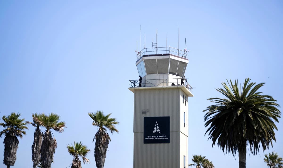 Torre de control en la Base de la Fuerza Espacial Vandenberg en California, el 25 de agosto de 2024. (Brendan Smialowski/AFP vía Getty Images).