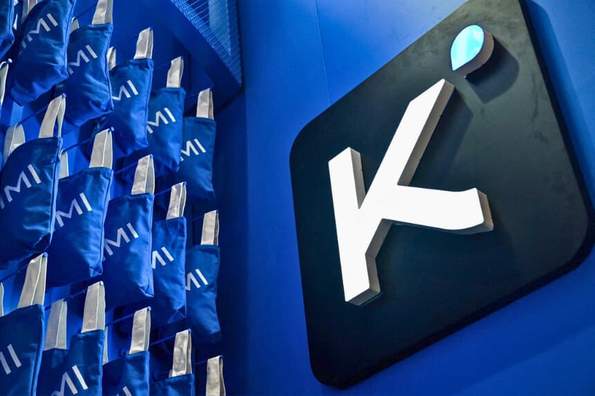 Un logo de Kimi aparece en el stand de Moonshot AI, con el modelo Kimi K3, durante la Conferencia Mundial de Inteligencia Artificial en Shanghái el 18 de julio de 2026. (Hector Retamal/AFP vía Getty Images).