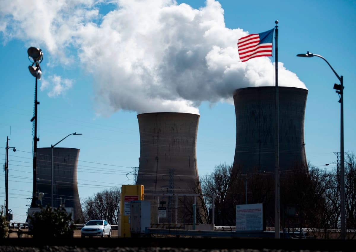 En esta foto de archivo, un empleado se va en su auto de la central nuclear de Three Mile Island, con la planta en funcionamiento operada por Exelon Generation a la derecha, en Middletown, Pensilvania. (Andrew Caballero-Reynolds/AFP vía Getty Images)