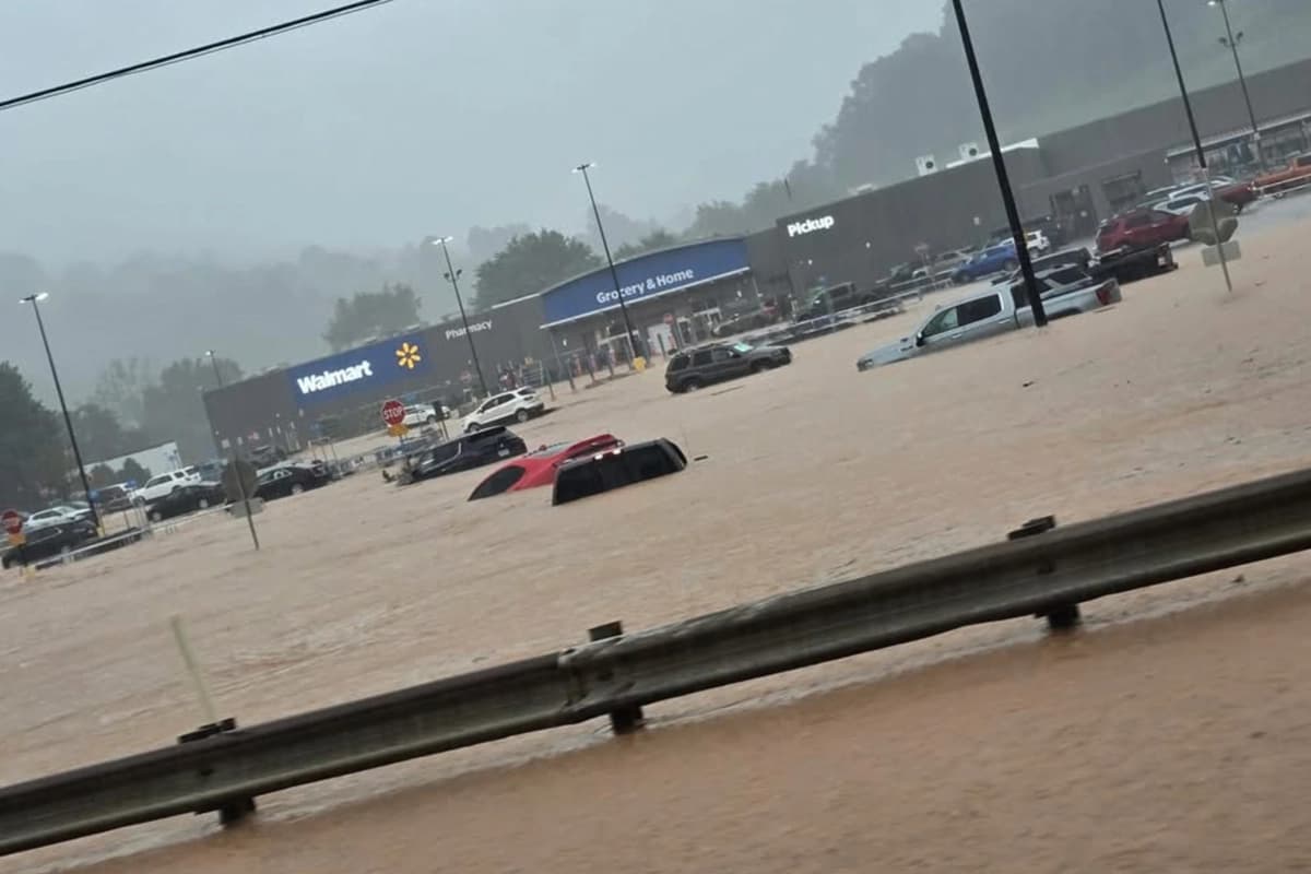 Estacionamiento inundado de un Walmart el 21 de julio de 2026, en Weston, Virginia Occidental. (Alexis Wood vía AP)