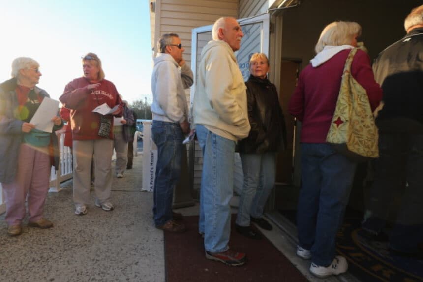 Votantes hacen fila para sufragar en las elecciones presidenciales de 2012 en el Centro de Recursos del Condado de Southern Ocean, en Manahawkin, Nueva Jersey, el 5 de noviembre de 2012, tras el paso del huracán Sandy. (Mario Tama/Getty Images).