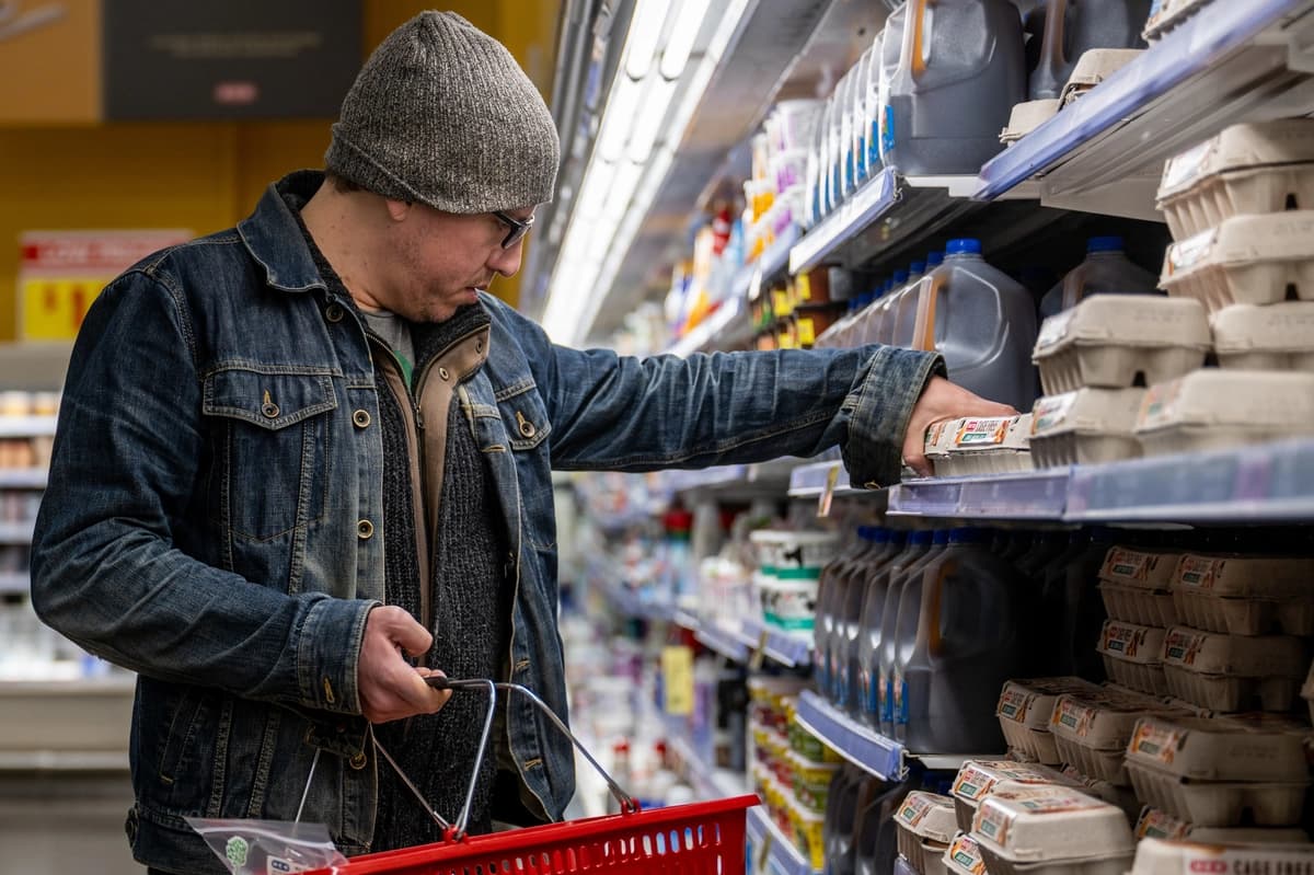 Un hombre compra huevos en Texas el 8 de febrero de 2023. (Brandon Bell/Getty Images)