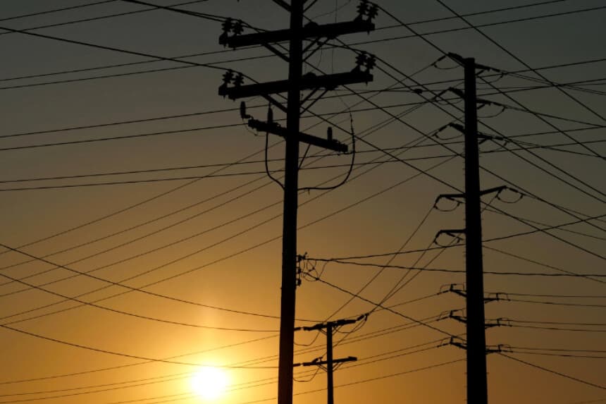 Postes y líneas de transmisión eléctrica en Commerce, California, el 7 de agosto de 2025. (Mike Blake/Reuters).