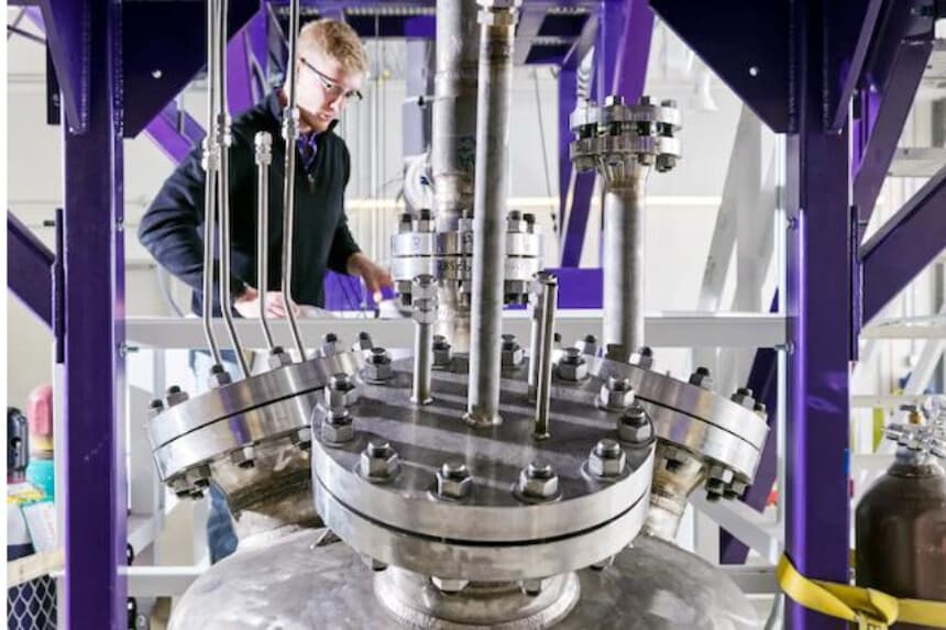 Un técnico supervisa el reactor de investigación de sales fundidas MSR-1 de Natura Resources en Lockhart, Texas, en 2024. Este reactor es el primer reactor avanzado de combustible líquido que se ha autorizado y el primer reactor de investigación universitaria aprobado en más de 30 años. (Cortesía de Natura Resources).