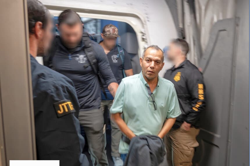Khalid Satary llega al Aeropuerto Internacional Washington Dulles el 20 de julio de 2026. (Cortesía del DOJ).