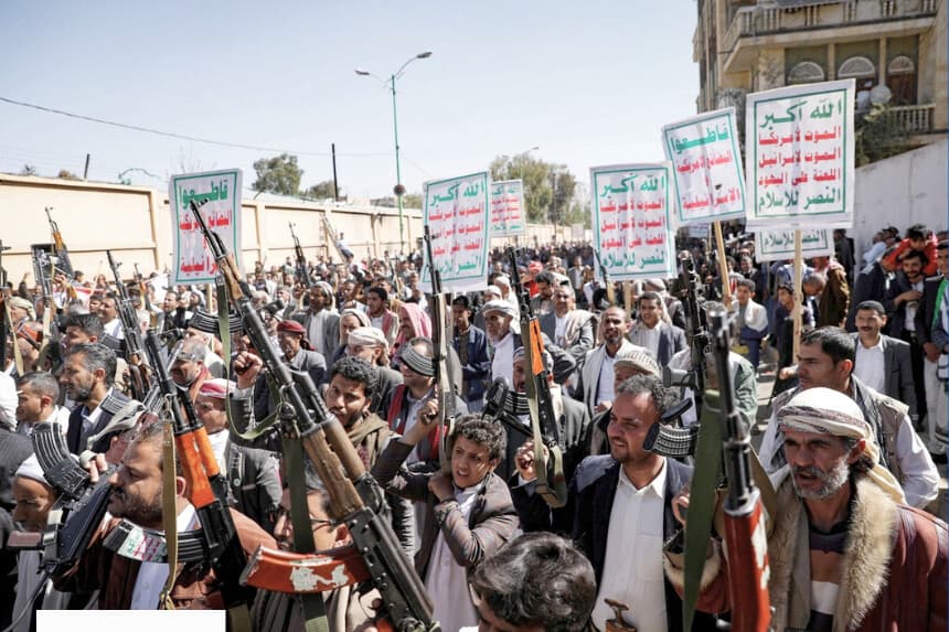 Partidarios de los hutíes blanden sus armas durante una manifestación en contra de la decisión de Estados Unidos de designar a los hutíes como organización terrorista extranjera, en Saná, Yemen, el 20 de enero de 2021. (Khaled Abdullah/Reuters).