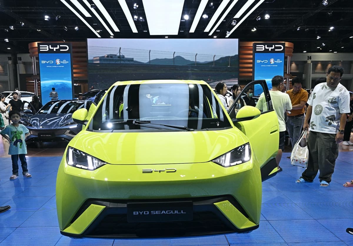 Varias personas observan un automóvil BYD Seagull del fabricante chino de vehículos eléctricos (VE) BYD Auto en el Salón Internacional del Automóvil de Bangkok en Nonthaburi, el 27 de marzo de 2024. (Lillian Suwanrumpha /AFP vía Getty Images).