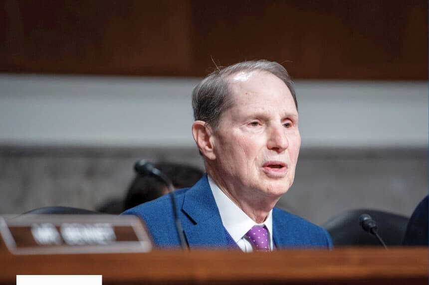 El senador Ron Wyden (D-Ore.) en el Capitolio, en Washington, el 29 de enero de 2025. (Madalina Vasiliu/The Epoch Times).