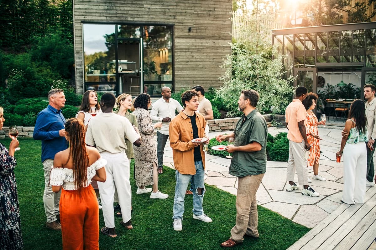 Las reuniones sociales pueden ser estimulantes para algunas personas y mentalmente agotadoras para otras, por lo que resulta útil abordar los eventos con expectativas realistas y una estrategia personal. (Maskot/Getty Images).