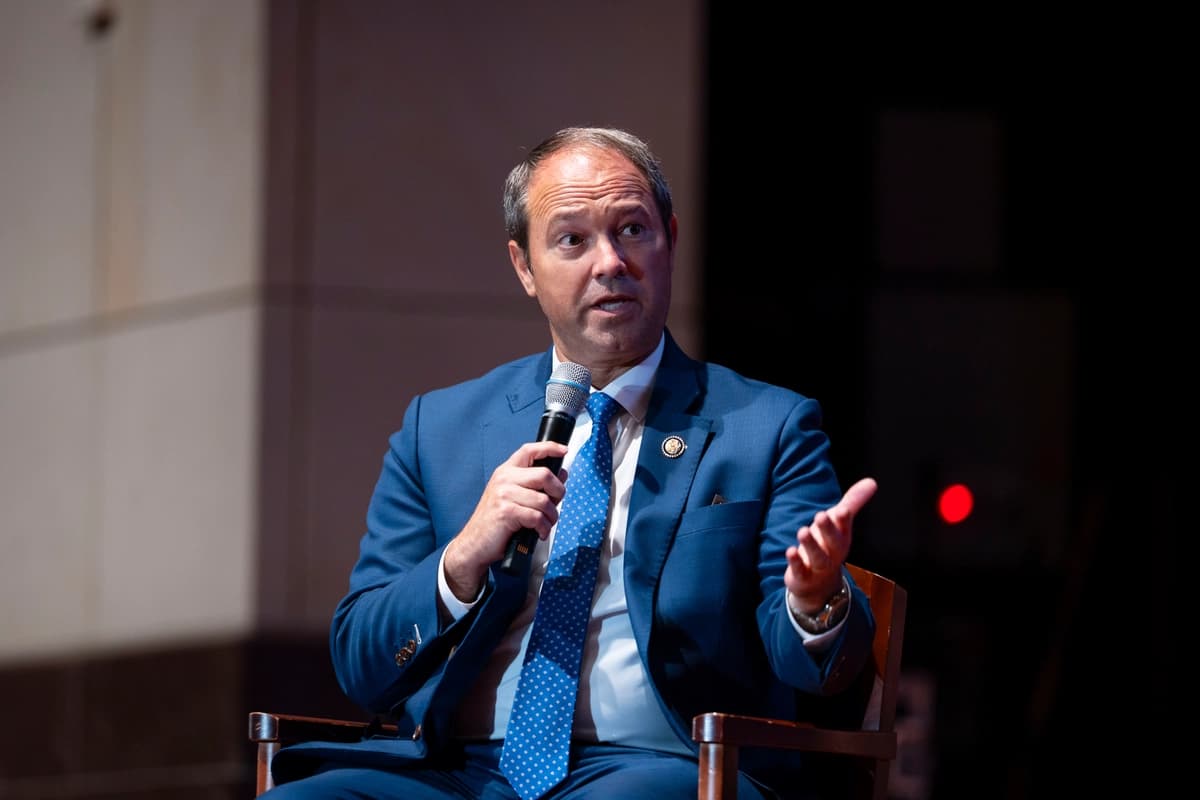 El diputado Marlin Stutzman (R-Ind.) habla durante un panel tras una proyección especial del documental «Unbroken: La historia no contada de Shen Yun» en el Capitolio de EE. UU. el 22 de julio de 2026. (Madalina Kilroy/The Epoch Times)