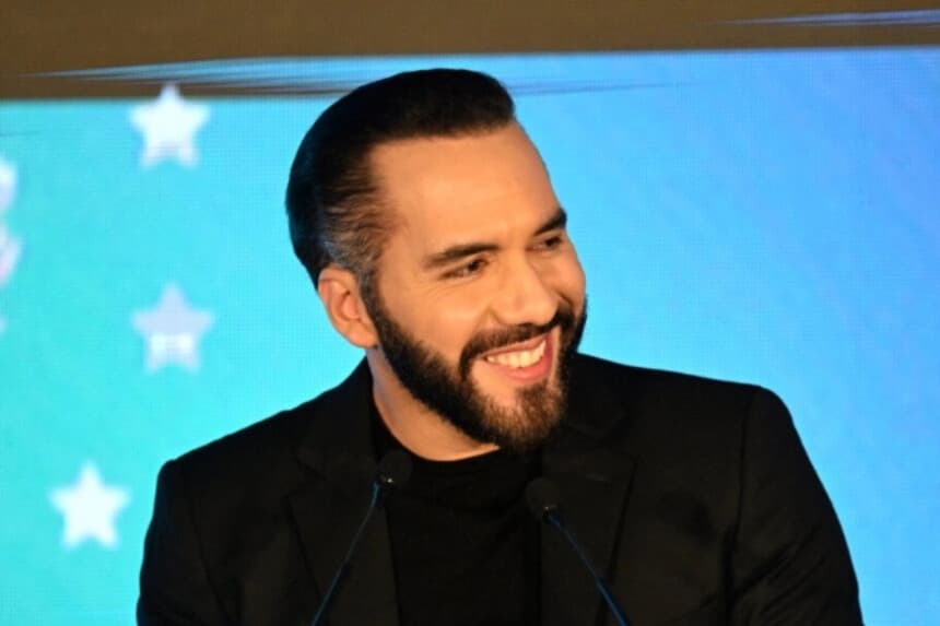 El presidente de El Salvador, Nayib Bukele, sonríe durante la inauguración del Instituto Key, una institución privada de educación superior especializada en ingeniería y ciencias, en San Salvador, el 19 de marzo de 2025. (Marvin Recinos/AFP vía Getty Images)