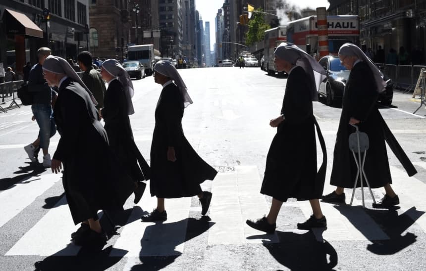 En una foto de archivo, unas monjas de la congregación de las Hermanitas de los Pobres cruzan la avenida Madison en la ciudad de Nueva York. (Timothy A. Clary/AFP vía Getty Images)