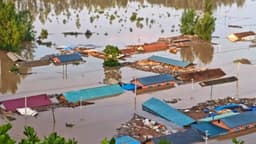 Sobreviviente de inundaciones en China dice que autoridades le ordenaron borrar sus pedidos de ayuda