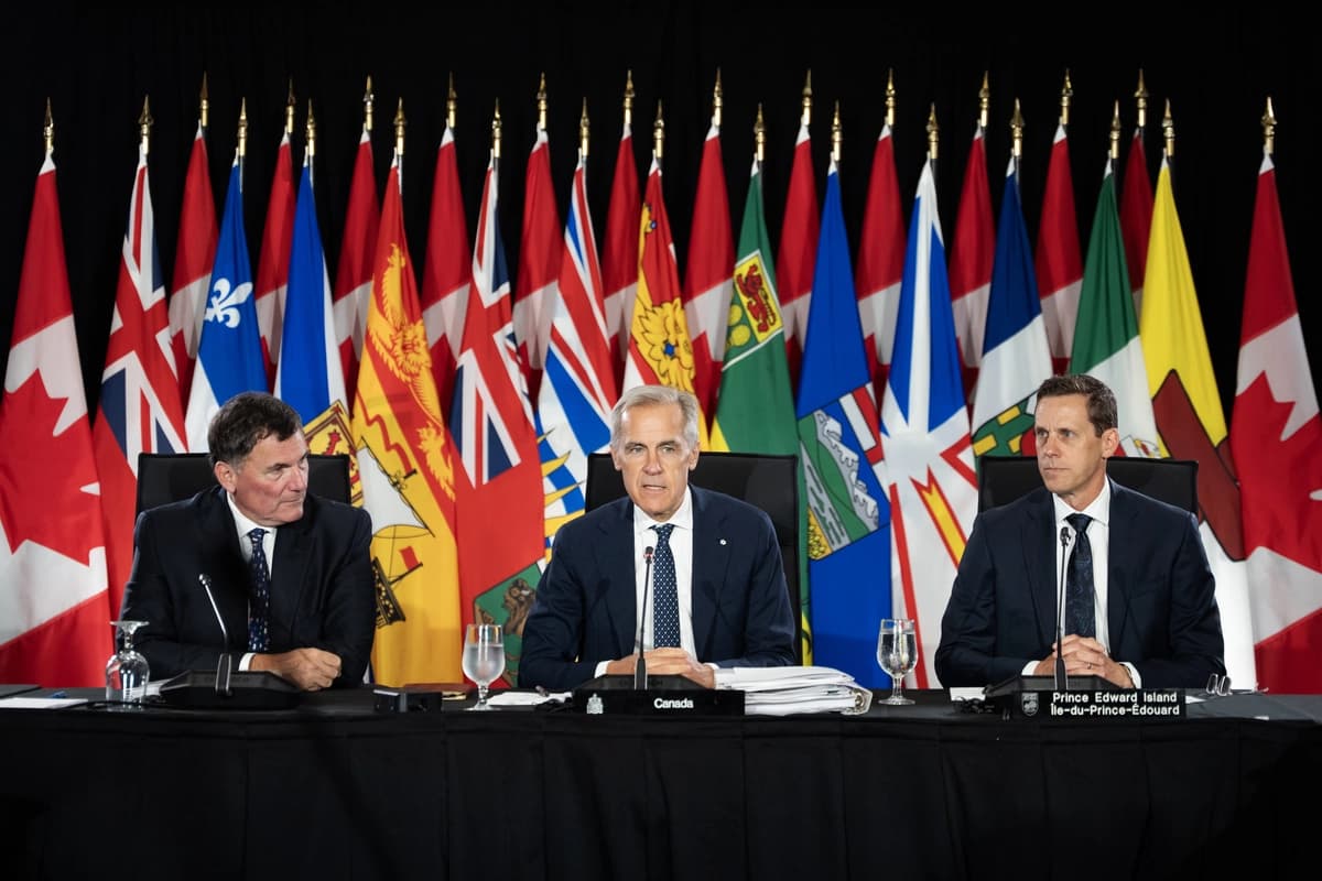 El primer ministro Mark Carney se dirige a los primeros ministros de Canadá junto con el ministro de Comercio entre Canadá y Estados Unidos, Dominic LeBlanc (izquierda), y el primer ministro de la Isla del Príncipe Eduardo, Rob Lantz, durante las reuniones de primeros ministros celebradas en Charlottetown el 23 de julio de 2026. (The Canadian Press/Darren Calabrese).