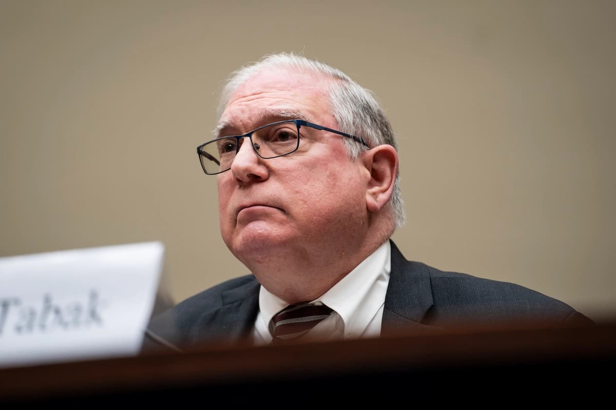 El subdirector principal de los Institutos Nacionales de Salud (NIH), Lawrence Tabak, testifica ante el Comité de Supervisión y Rendición de Cuentas en Washington el 16 de mayo de 2024. (Madalina Vasiliu/The Epoch Times).