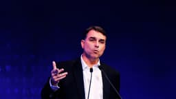 Flávio Bolsonaro inicia su campaña junto a Milei con la meta de unir a la derecha