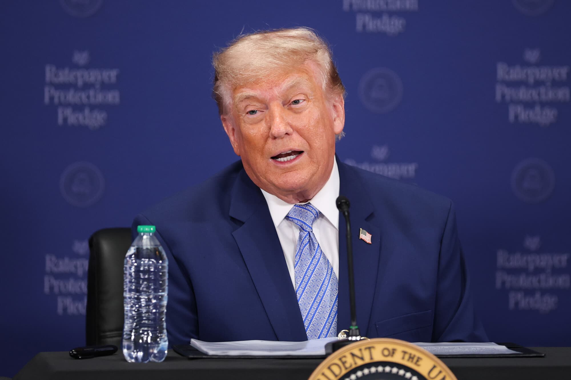 El presidente de EE. UU., Donald Trump, pronuncia unas palabras sobre el Compromiso de Protección a los Contribuyentes durante una mesa redonda en la sede de la Agencia de Protección Ambiental el 23 de julio de 2026 en Washington, DC. (Kevin Dietsch/Getty Images)