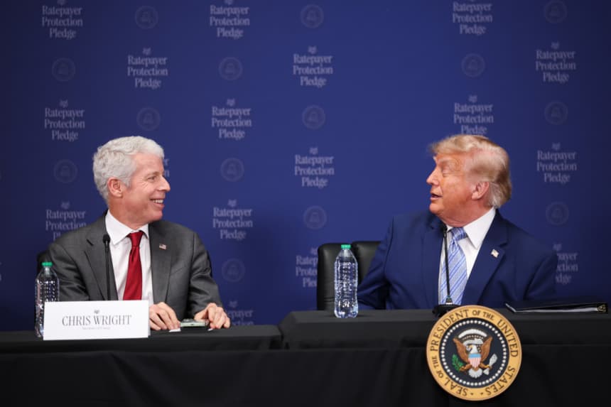 El presidente de EE. UU., Donald Trump (Der.), pronuncia un discurso sobre el Compromiso de Protección al Contribuyente mientras el secretario de Energía de EE. UU., Chris Wright, observa durante una mesa redonda en la sede de la Agencia de Protección Ambiental el 23 de julio de 2026 en Washington, D. C. (Kevin Dietsch/Getty Images)