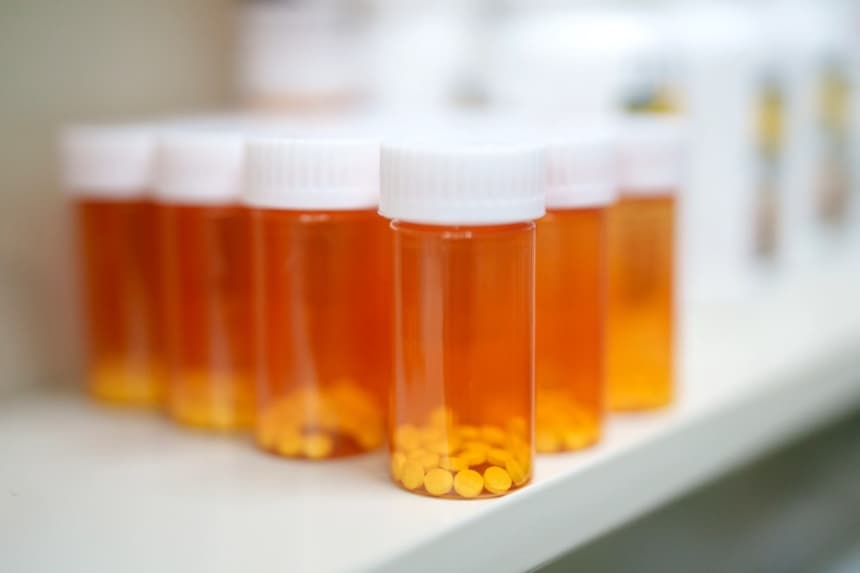 Medicamentos almacenados en los estantes de una farmacia en Los Ángeles el 12 de mayo de 2025. (Eric Thayer/Getty Images)