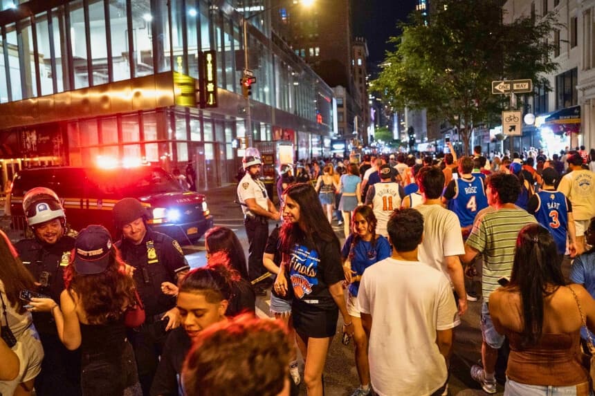 La gente camina por la calle tras el quinto partido de las Finales de la NBA entre los New York Knicks y los San Antonio Spurs, en la ciudad de Nueva York, el 14 de junio de 2026. (Samira Bouaou/The Epoch Times).