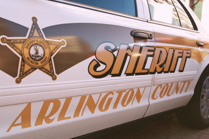 Esta foto del 13 de diciembre de 2012 muestra un vehículo de la Oficina del Sheriff del condado de Arlington (KAREN BLEIER/AFP vía Getty Images)