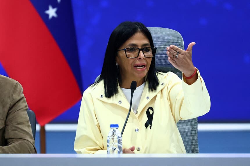La presidenta interina de Venezuela, Delcy Rodríguez, habla durante una conferencia de prensa en la Base Aérea Generalísimo Francisco de Miranda, en Caracas, el 2 de julio de 2026. (Foto de Lucas AGUAYO / AFP vía Getty Images)