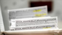 Corte confirma suspensión de la orden de Trump para restringir voto por correo y verificación de ciudadanía