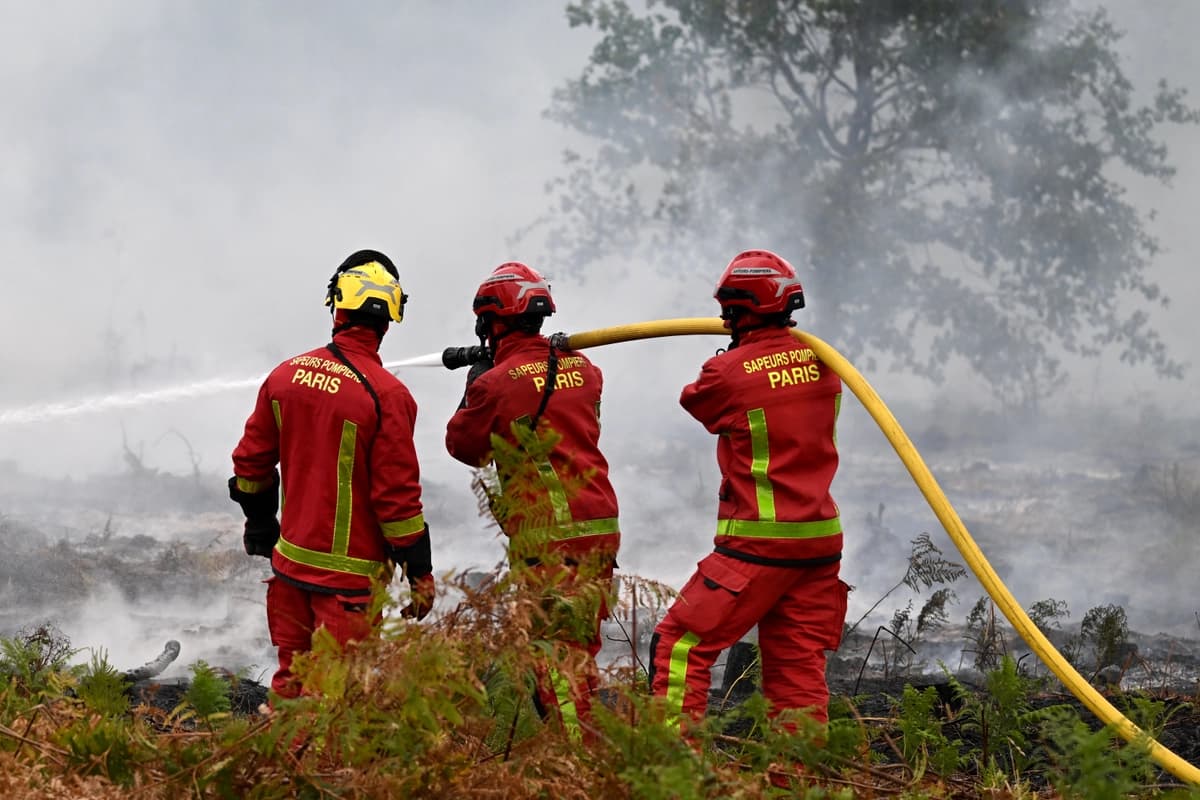 Bomberos de París combaten un incendio forestal cerca de Marcheprime, en las afueras de Burdeos, Francia, el 26 de julio de 2026. (Emma Da Silva /AP Photo)
