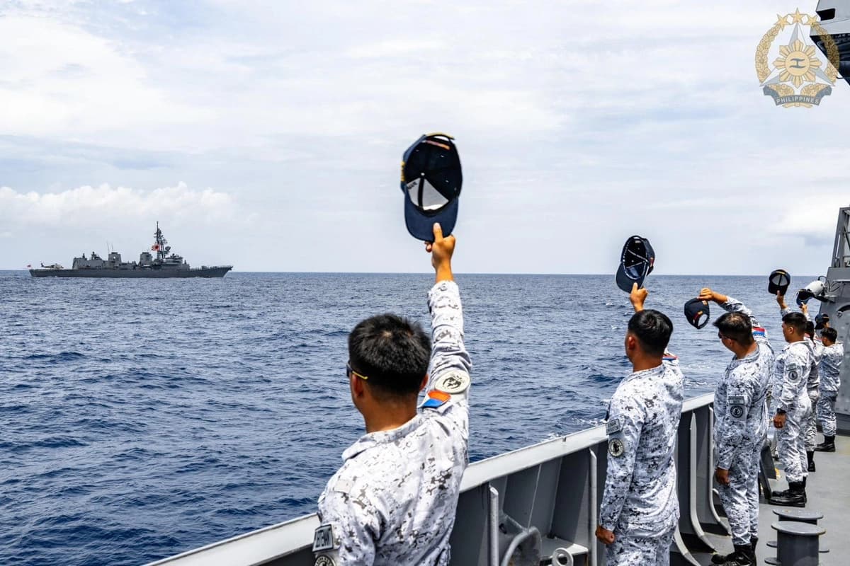 Marineros a bordo de una embarcación durante un ejercicio marítimo entre las fuerzas de EE. UU., Japón y Filipinas en el Mar de China Meridional, del 21 al 25 de julio de 2026. (Sargento primero Manzano, cabo Mancawan/Fuerzas Armadas de Filipinas)