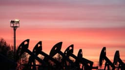 Petróleo cae tras la suspensión de los ataques entre EE. UU. e Irán