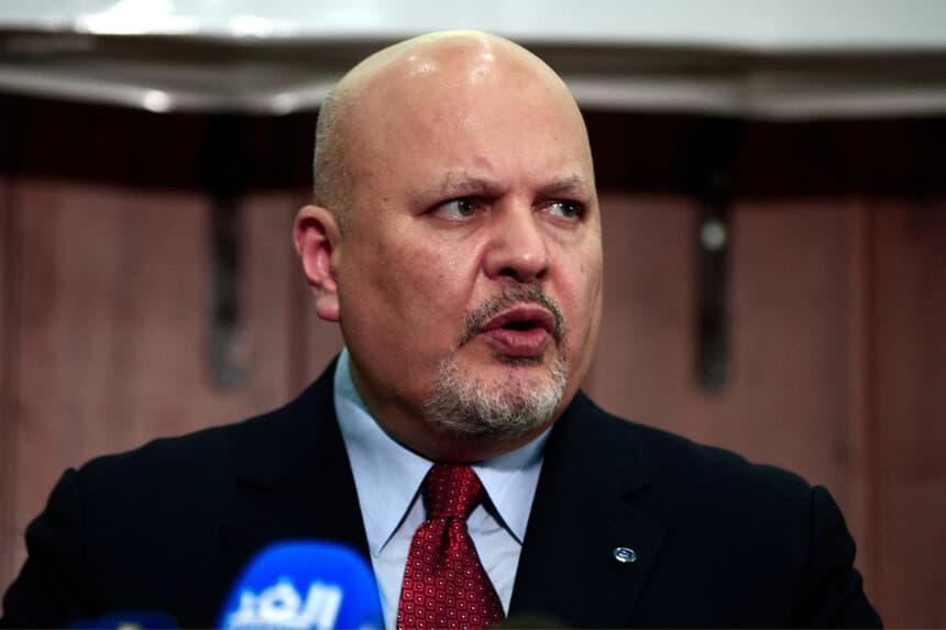 El fiscal de la Corte Penal Internacional, Karim Khan, habla con periodistas en Jartum, Sudán, en una fotografía de archivo sin fecha. (Ebrahim Hamid/AFP vía Getty Images).