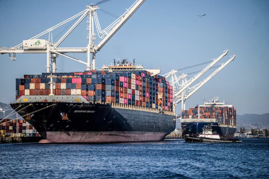 Un buque de carga lleno de contenedores de carga es visto en el puerto de Oakland, California, el 4 de agosto de 2025. (Carlos Barria/Reuters).