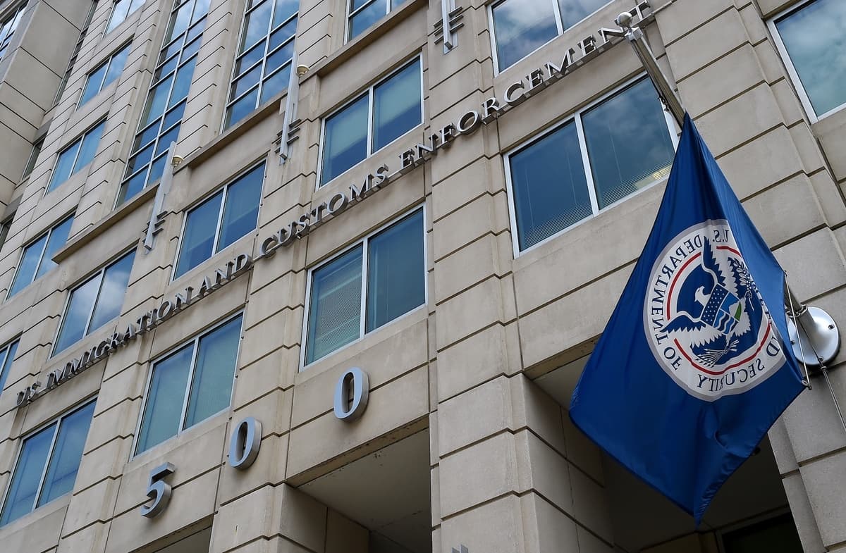 La bandera del Departamento de Seguridad Nacional ondea frente a la sede de la Oficina de Inmigración y Aduanas en Washington el 17 de julio de 2020. (Olivier Douliery/AFP vía Getty Images)