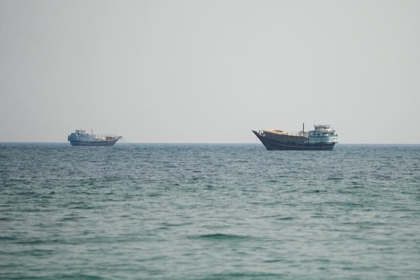 Embarcaciones en el estrecho de Ormuz, vistas desde Musandam, Omán, el 12 de julio de 2026. (Reuters).