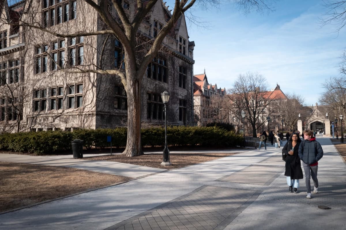Personas caminan por el campus de la Universidad de Chicago en el barrio de Hyde Park de Chicago el 10 de febrero de 2025. (Scott Olson/Getty Images).