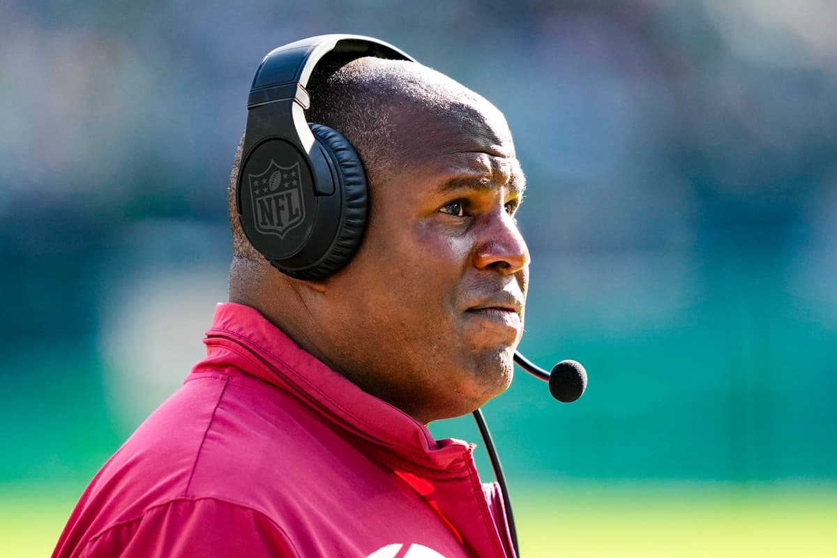 El coordinador ofensivo de los Washington Commanders, Eric Bieniemy, observa desde la banda durante un partido de fútbol americano de la NFL en Filadelfia el 1 de octubre de 2023. (Foto AP/Matt Rourke)