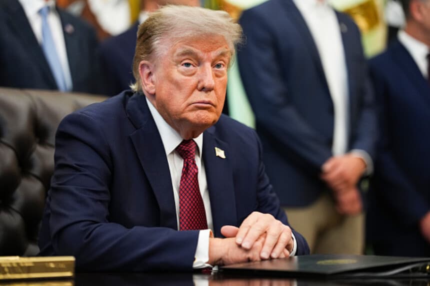 El presidente Donald Trump anuncia medidas sobre innovación nuclear en el Despacho Oval de la Casa Blanca, el 24 de julio de 2026, en Washington. Trump firmó órdenes ejecutivas para impulsar la energía nuclear y flexibilizar las normas para nuevos reactores y el suministro de combustible nuclear. (Eric Lee/Getty Images).