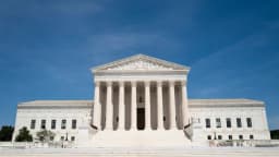 Trump pide a la Corte Suprema que permita que entren en vigor las restricciones al voto por correo