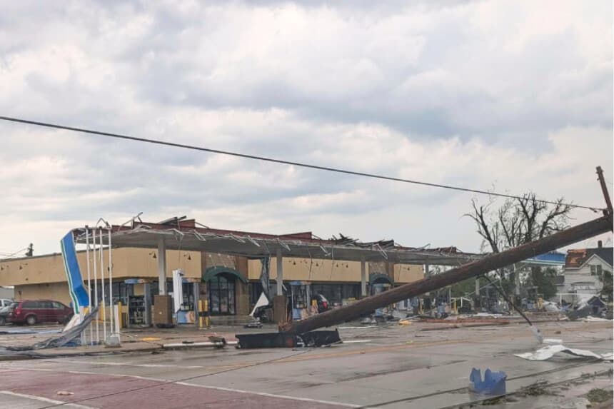 Un poste telefónico cuelga sobre una carretera cubierta de escombros tras una fuerte tormenta en Menasha, Wisconsin, el 27 de julio de 2026. (Douglas Tom Williams vía AP).